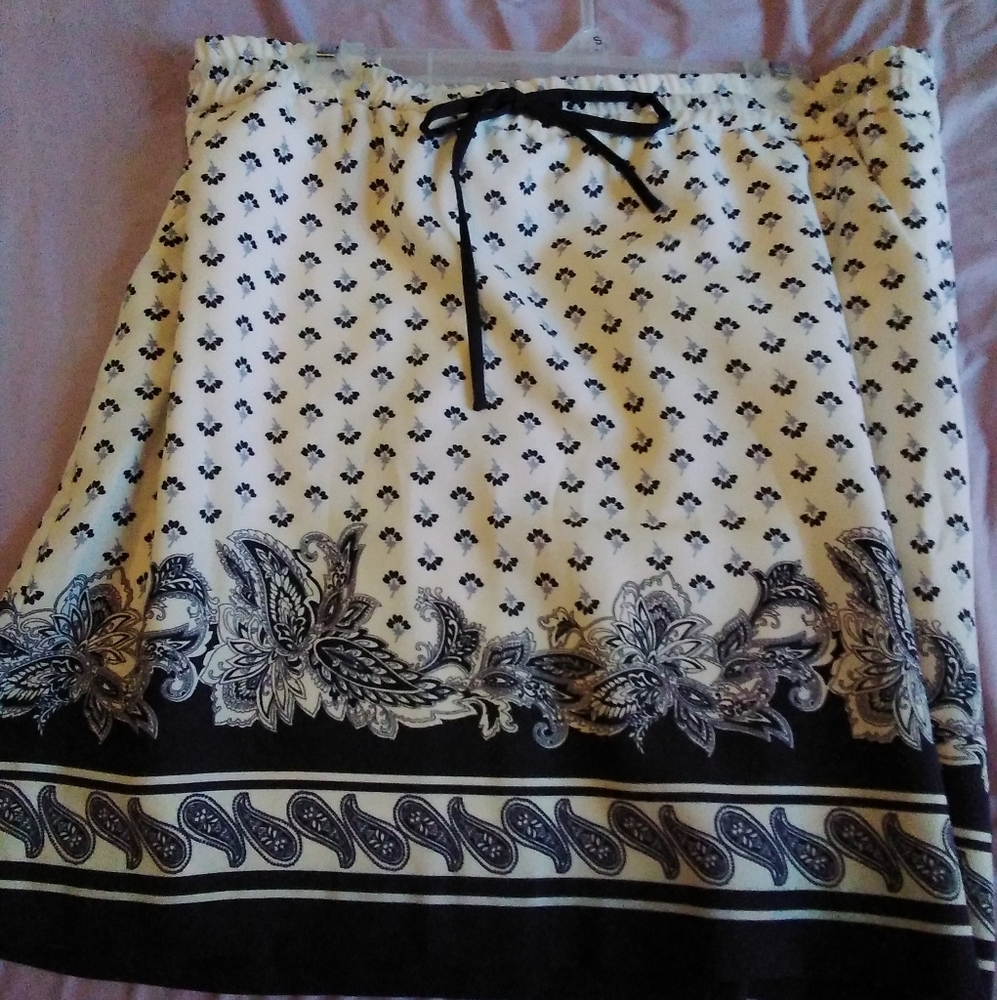 Pull-on white and navy paisley print skirt
